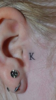 右耳旁边的英文字母K纹身