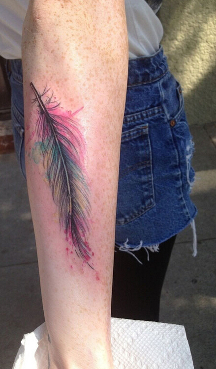 点击大图看下一张：女孩手臂彩色羽毛纹身