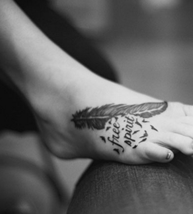 点击大图看下一张：女性脚背羽毛英文字母纹身图案