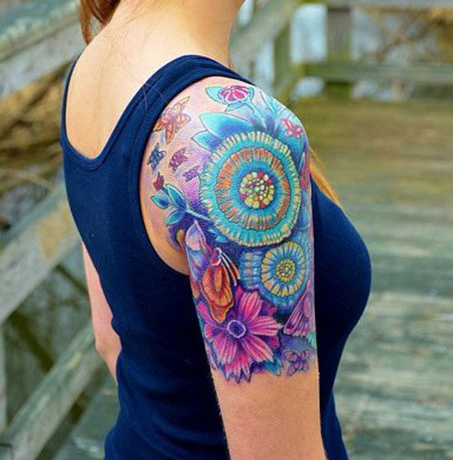 点击大图看下一张：手臂的水彩蝴蝶花朵纹身图案