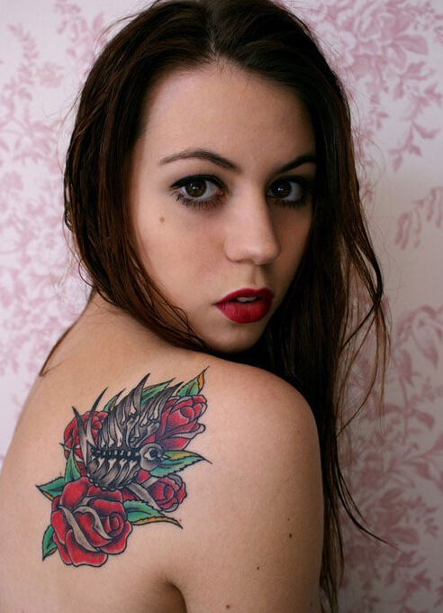 点击大图看下一张：美女背部玫瑰和燕子纹身图案