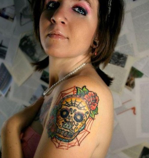 点击大图看下一张：女人肩上的蜘蛛网骷髅头纹身