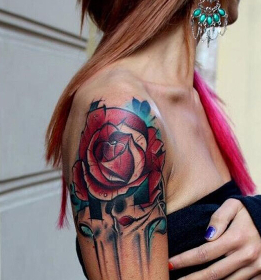 点击大图看下一张：女孩右肩膀上的水彩画玫瑰纹身