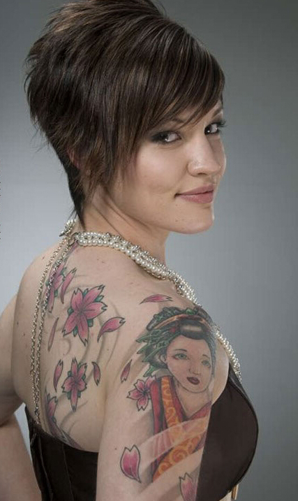 点击大图看下一张：女人右肩到后背日本艺妓花瓣纹身