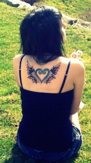 女孩后上背的爱心翅膀纹身