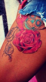 大腿骷髅头与玫瑰的纹身图案