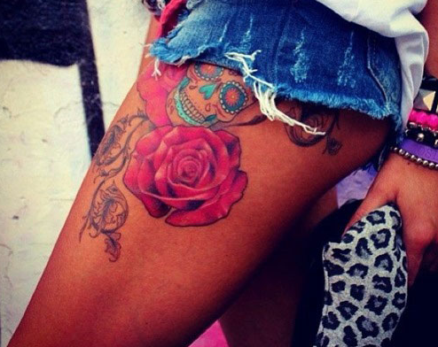 点击大图看下一张：大腿骷髅头与玫瑰的纹身图案