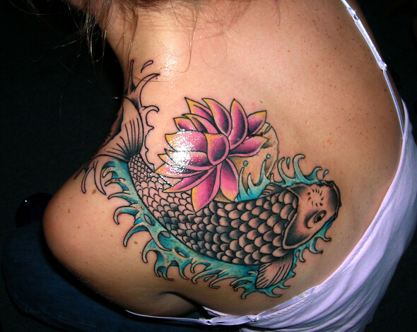 点击大图看下一张：后背的锦鲤荷花纹身