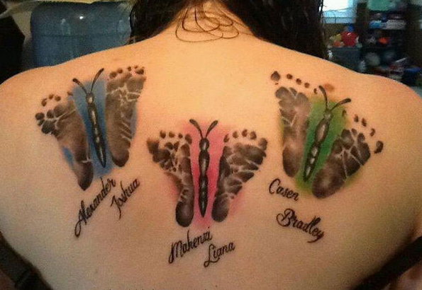 点击大图看下一张：女孩后背宝宝脚印蝴蝶纹身