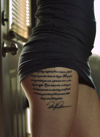 点击大图看下一张：美女大腿上英文字母纹身图案
