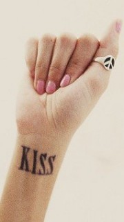 女生手腕kiss纹身图案