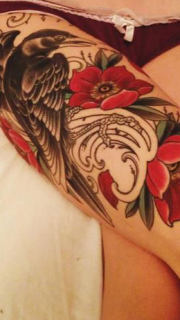 女孩大腿花朵乌鸦纹身图案