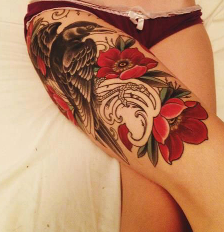 点击大图看下一张：女孩大腿花朵乌鸦纹身图案