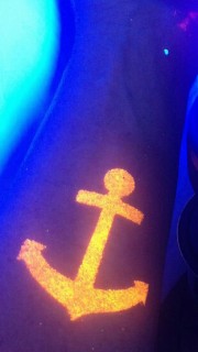 手臂橙色船锚荧光纹身