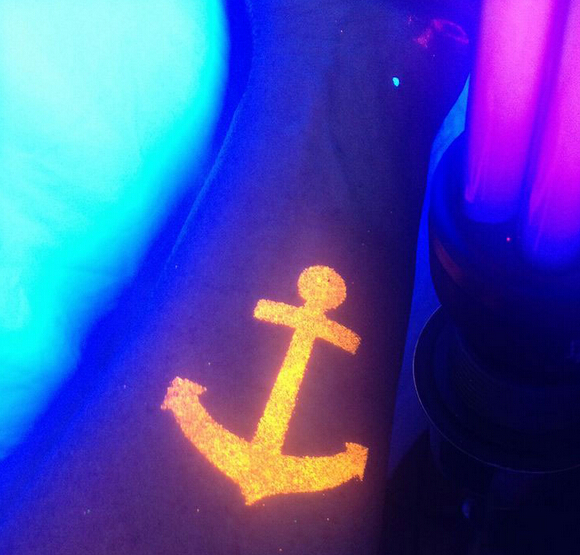 点击大图看下一张：手臂橙色船锚荧光纹身