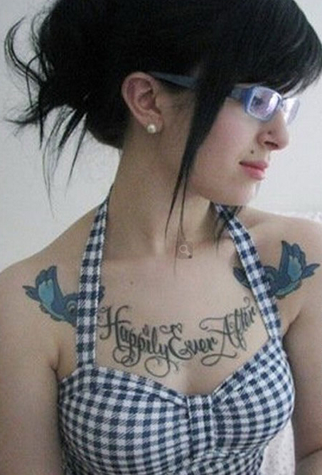点击大图看下一张：女孩胸前花体英文和小鸟纹身