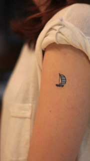 女性手臂帆船小纹身