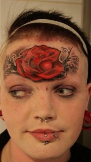 女性个性的额头玫瑰纹身图案