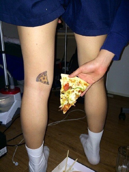 点击大图看下一张：腿部个性的披萨纹身