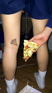 腿部个性的披萨纹身