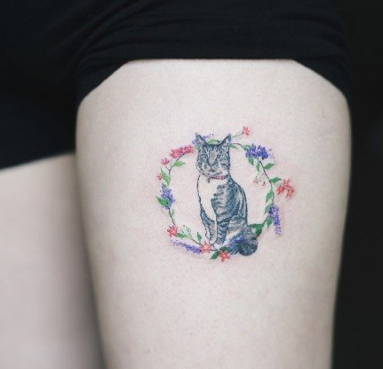 点击大图看下一张：大腿可爱的猫咪纹身