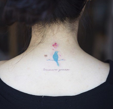 点击大图看下一张：颈部漂亮的小鸟英文字纹身图案