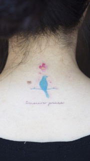 颈部漂亮的小鸟英文字纹身图案