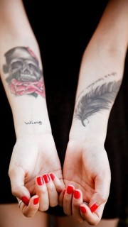 女生手臂羽毛骷髅和玫瑰纹身