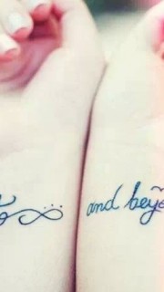 情侣手腕上漂亮的英文字母纹身