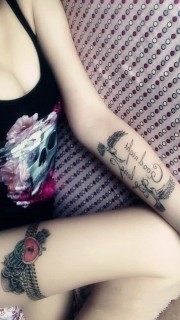 女生手臂鸽子字母纹身