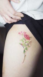 大腿好看的花卉纹身图案