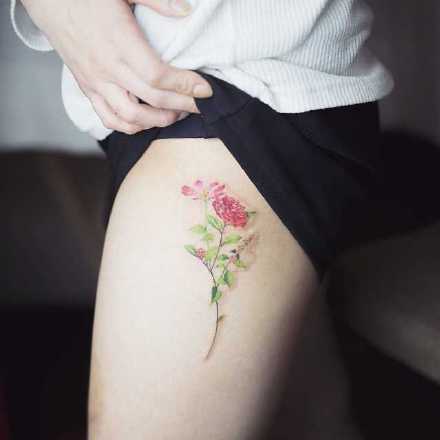 点击大图看下一张：大腿好看的花卉纹身图案