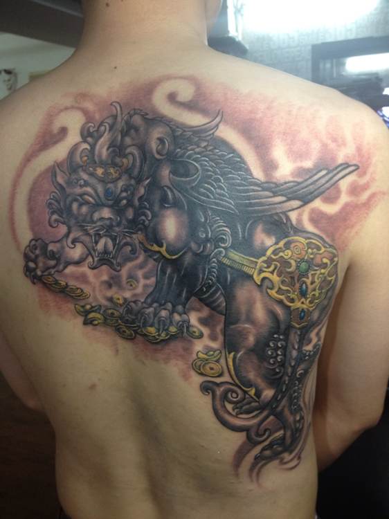 点击大图看下一张：背部貔貅纹身图案