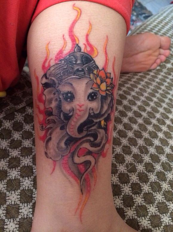 点击大图看下一张:小腿象纹身图案