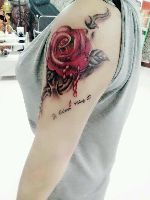 点击大图看下一张：好看的美女手臂滴血玫瑰纹身