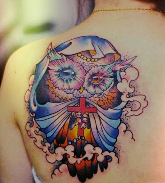 点击大图看下一张：背部拿着十字架的猫头鹰纹身