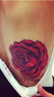 美女背部红色玫瑰纹身图案