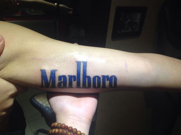 点击大图看下一张：手臂Marlboro万宝路纹身