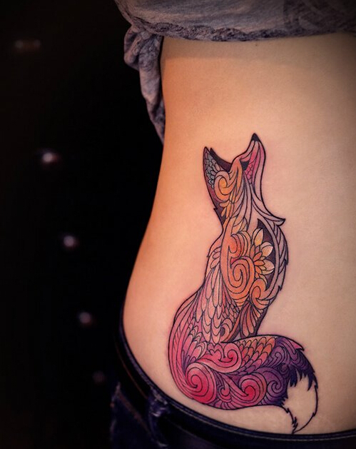 点击大图看下一张：女性腰部彩色狐狸纹身图案