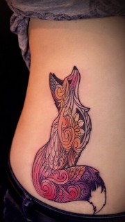 女性腰部彩色狐狸纹身图案