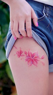 女孩大腿漂亮的花纹身图案