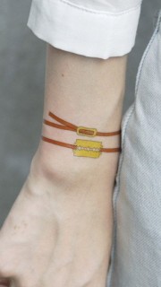 手腕个性的刀片手链纹身