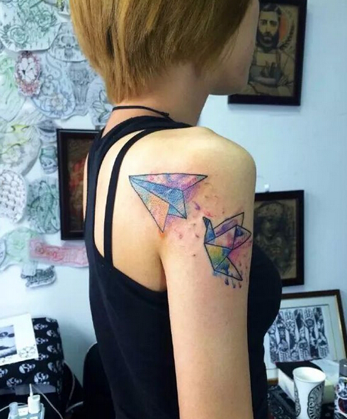 点击大图看下一张：女生千纸鹤和纸飞机纹身图案