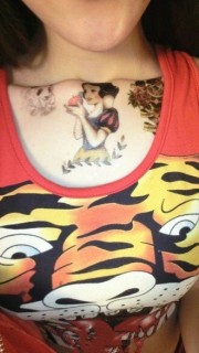 女性胸前白雪公主纹身图案