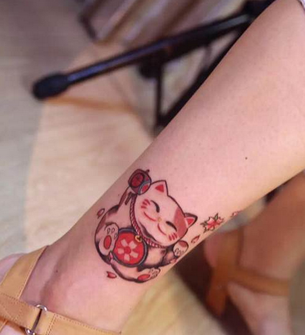 点击大图看下一张：脚踝可爱的招财猫纹身图案