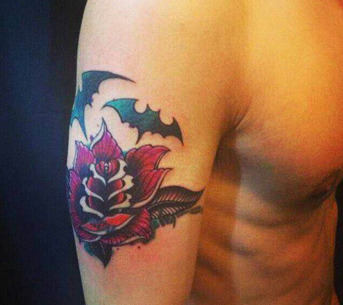 点击大图看下一张：男性手臂玫瑰和蝙蝠纹身图案
