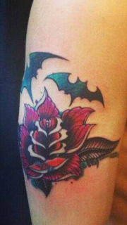 男性手臂玫瑰和蝙蝠纹身图案