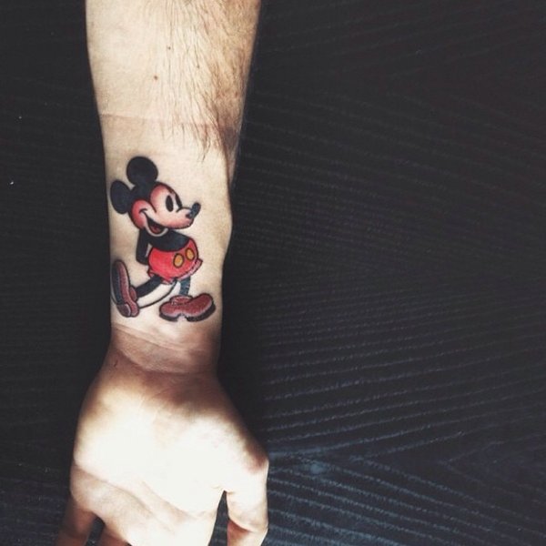 点击大图看下一张：手腕上可爱的米奇老鼠纹身
