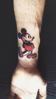 手腕上可爱的米奇老鼠纹身