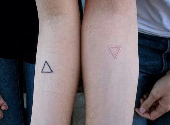 点击大图看下一张：情侣手臂三角形纹身图案